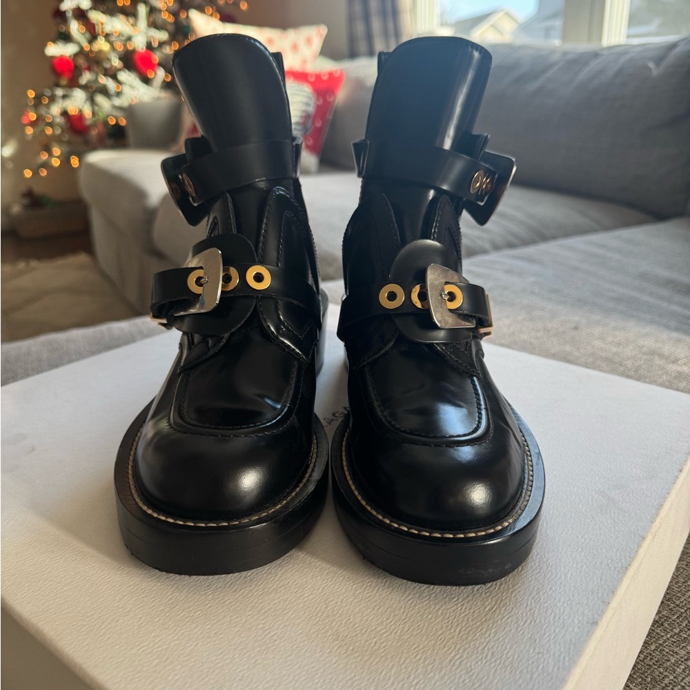 - Balenciaga "Ceinture" booties in black leather.
Two buckles in gold and …